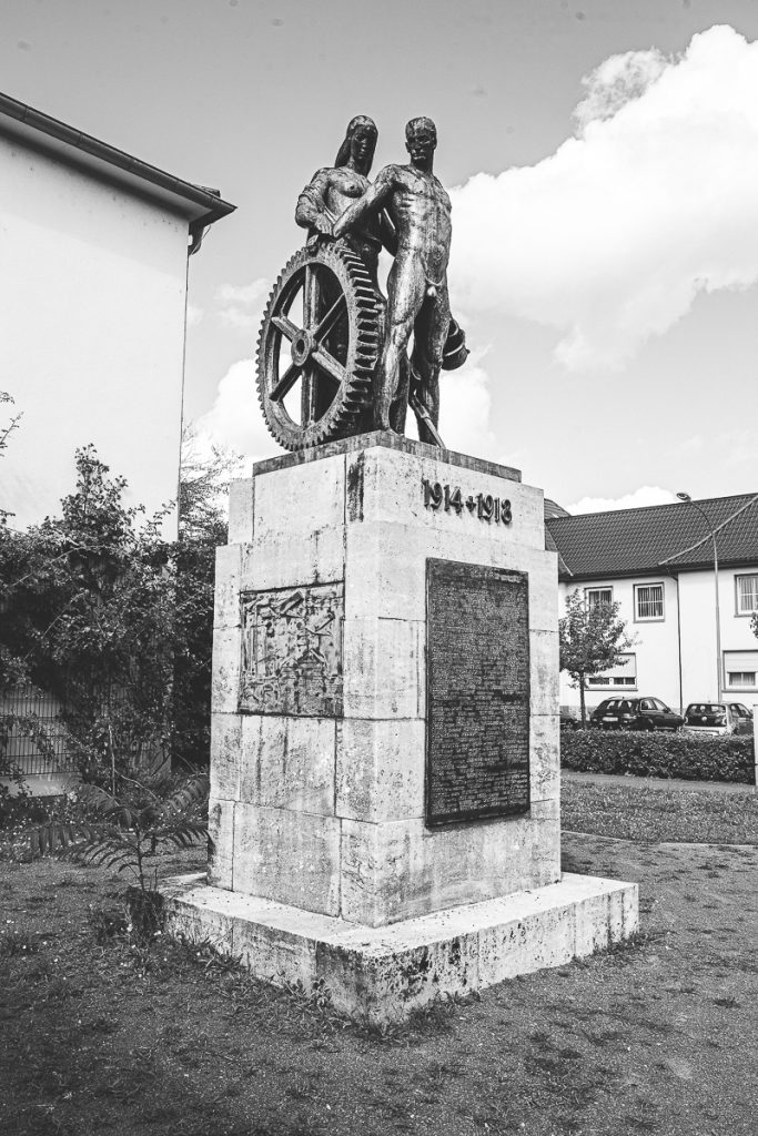 GEFALLENEN EHRENMAL (PARKSCHULE)